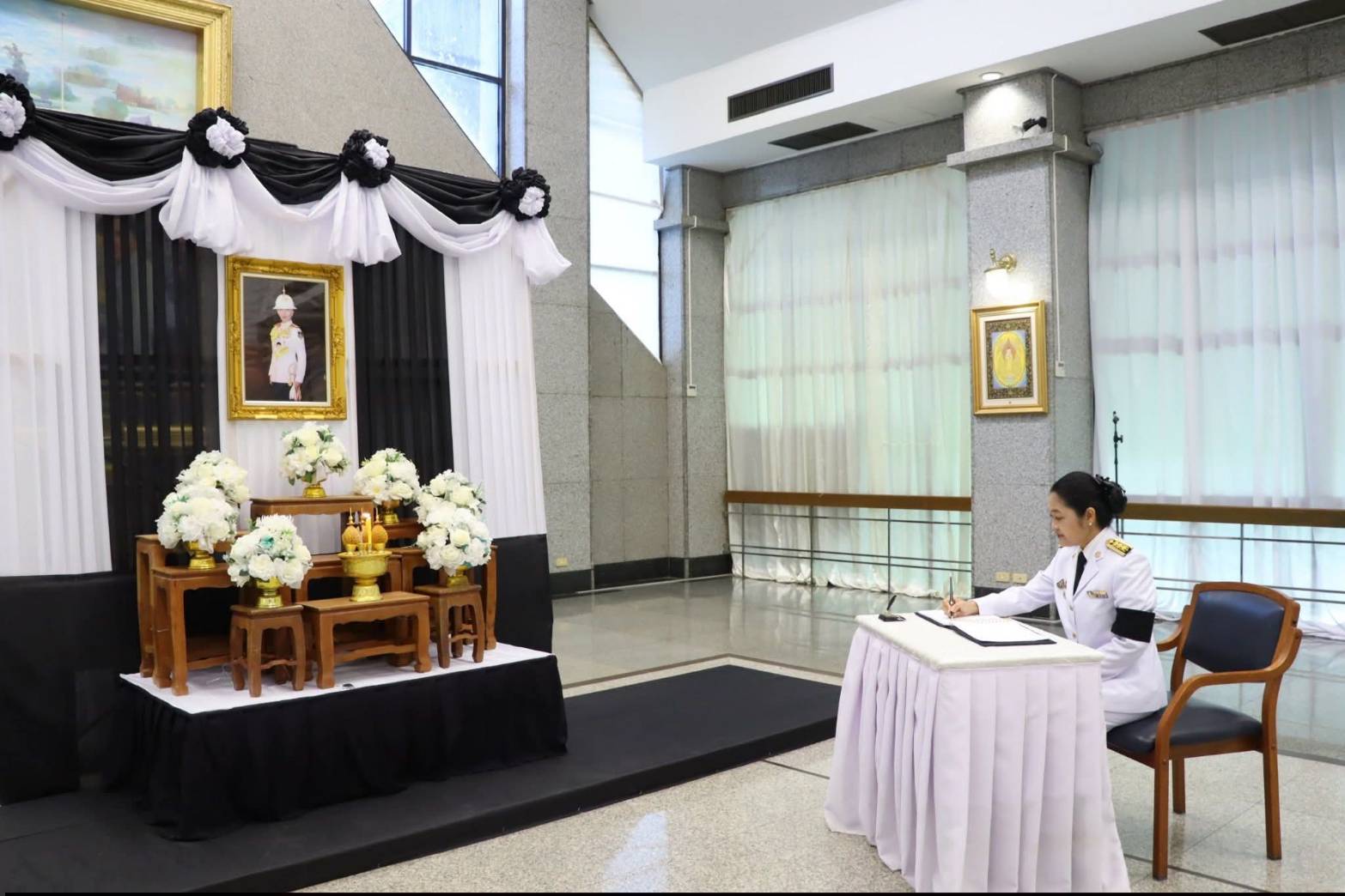 title - ศพส. จัดพิธีลงนามแสดงความอาลัยถวายแด่สมเด็จพระเจ้าลูกเธอ เจ้าฟ้าพัชรกิติยาภา นเรนทิราเทพยวดี กรมหลวงราชสาริณีสิริพัชร มหาวัชรราชธิดา ณ ศาลาพระมิ่งขวัญ ศูนย์ส่งเสริมและพัฒนาอาชีพเสริมนอกภาคการเกษตร (ศูนย์ศิลปาชีพบางไทรฯ (เดิม))